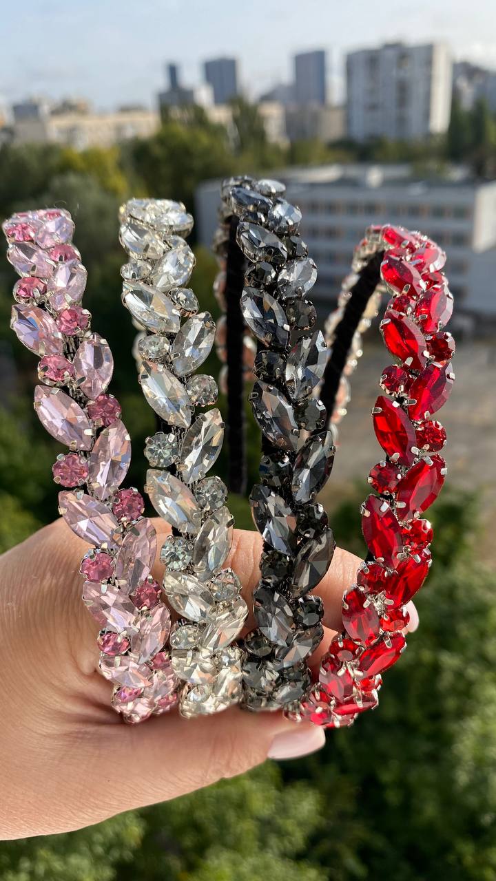 Hairband with cubic zirconia stones.Available in different colors.