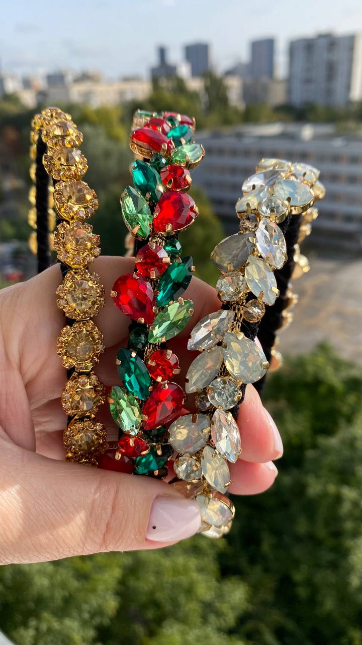 Hairband with cubic zirconia stones.Available in different colors.