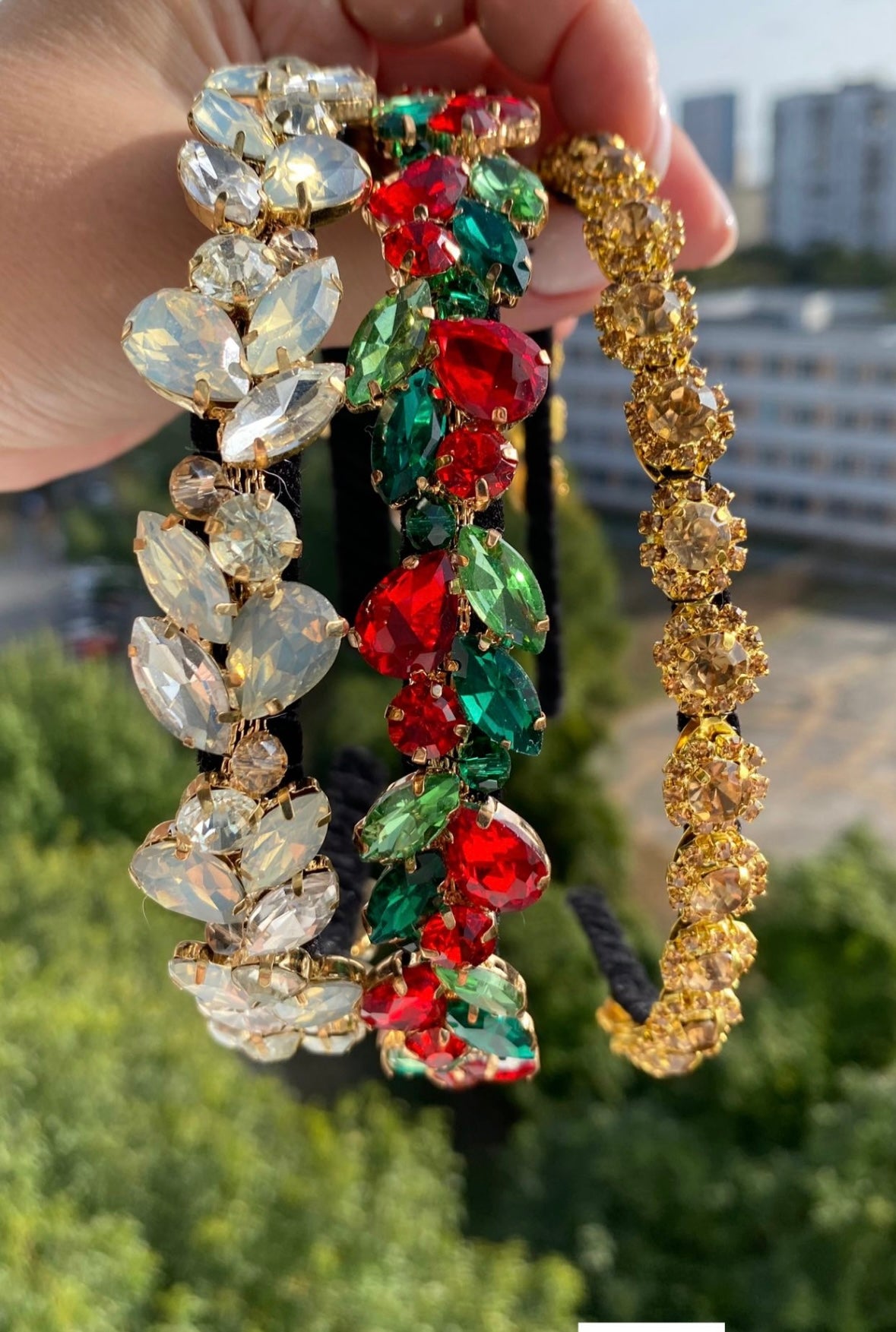 Hairband with cubic zirconia stones.Available in different colors.